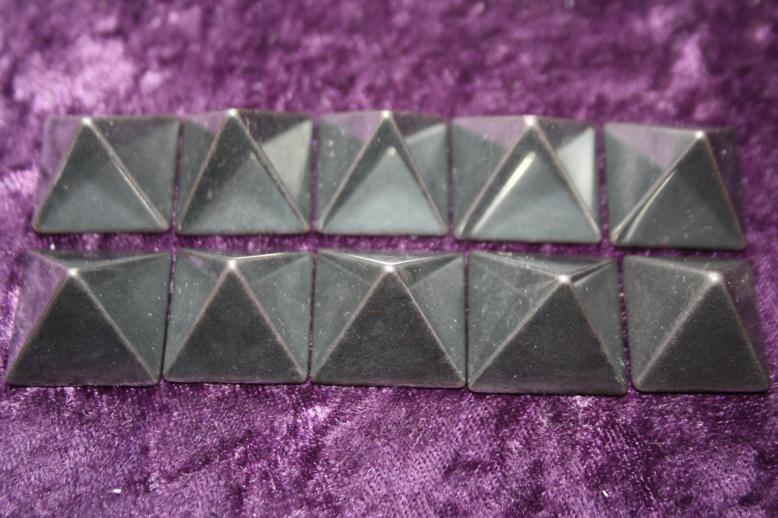 Pyramid 20mm - Hematite